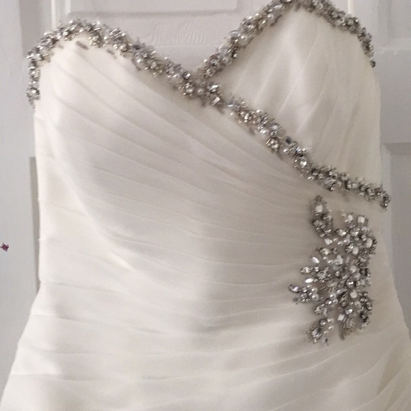 Wedding dress - Picture 2 of 5